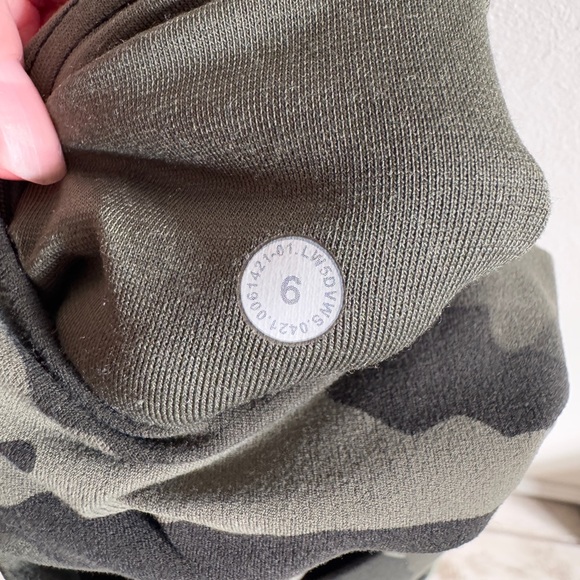 Lululemon Camo Leggings – Size 6 - Picture 4 of 4